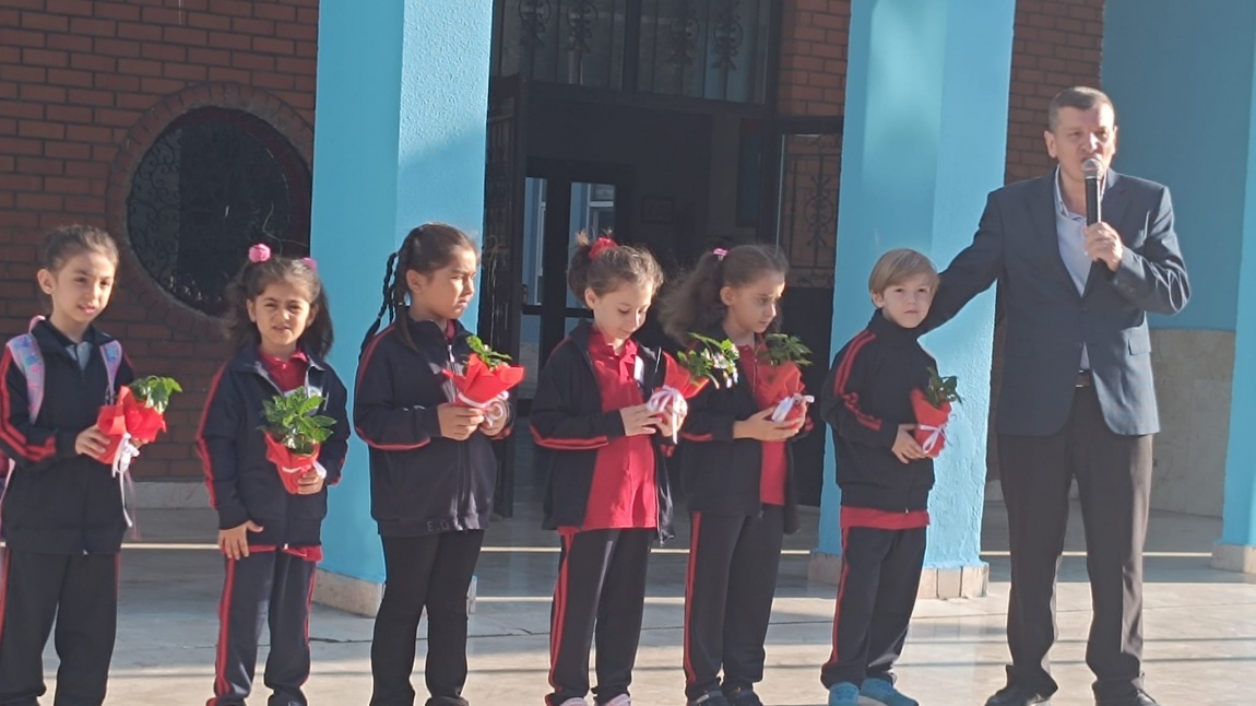 2023-2024 Eğitim Yılında 1.Sınıflarımız  Hoş Geldiniz Çiçekleriyle Karşılandı. 